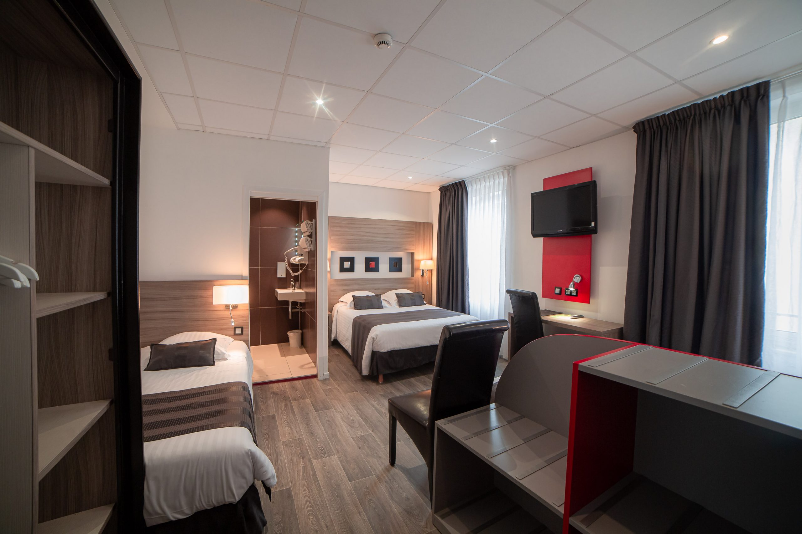 Quadruple Rooms Comfort Hôtel le Grillon***